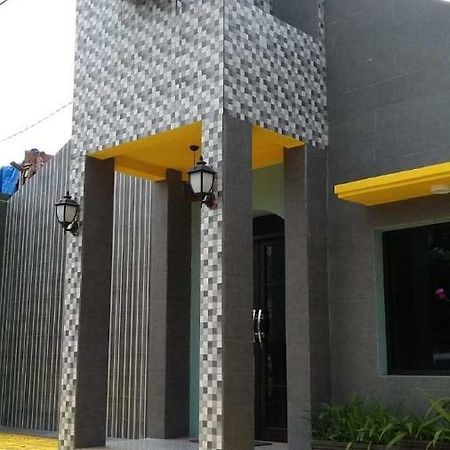 Isro Guesthouse Syariah Kepanjen Buitenkant foto