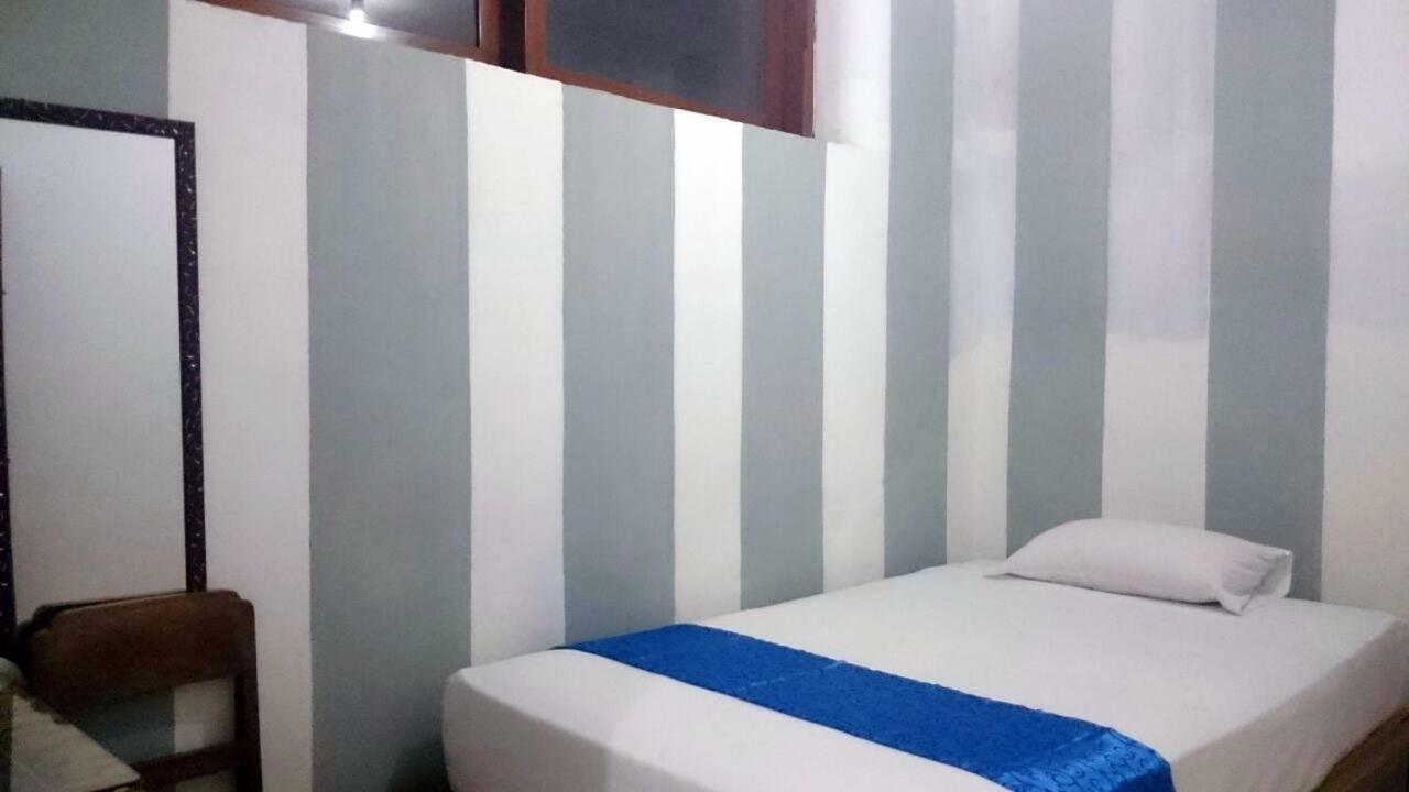Isro Guesthouse Syariah Kepanjen Buitenkant foto